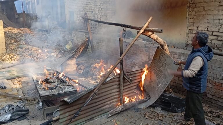 माननीय प्रधानमंत्री नरेंद्र मोदी जी के संसदीय क्षेत्र वाराणसी एवं बाबा बुलडोजर के शासनकाल में  उपद्ररियो द्वारा चौकाघाट स्थित बाबा जी के कुटिया में लगाया गया जानबूझकर आग