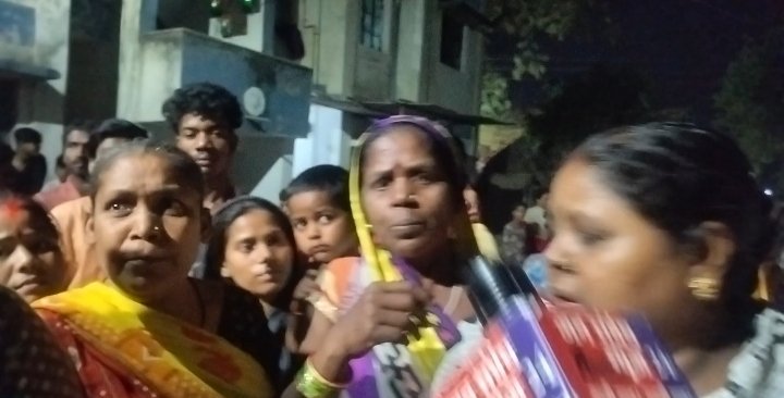 मान्यवर कांशीराम आवास में एक लड़के की बेवजह पिटाई करने पर हंगामा किया गया